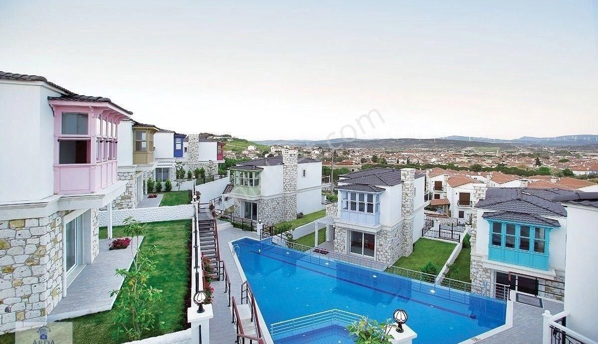 Alaçatı'da Sezonluk Kiralık Havuzlu Sitede Kapalı Otoparklı Tek Müstakil 3+1 Eşyalı Lüx Taş Villa