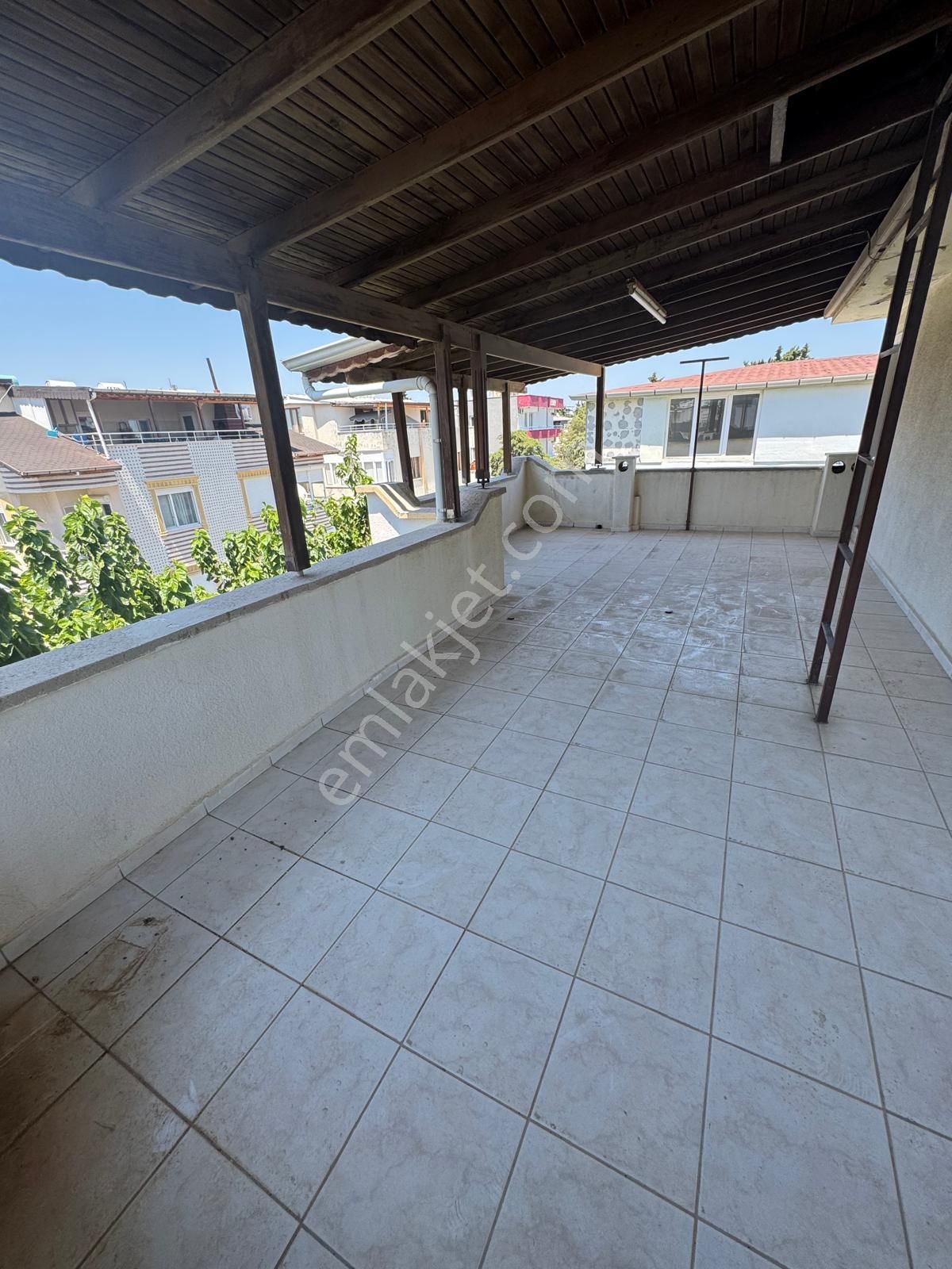 Çamlıkta Denize Yakın Komple Satılık Bina - Görsel 24