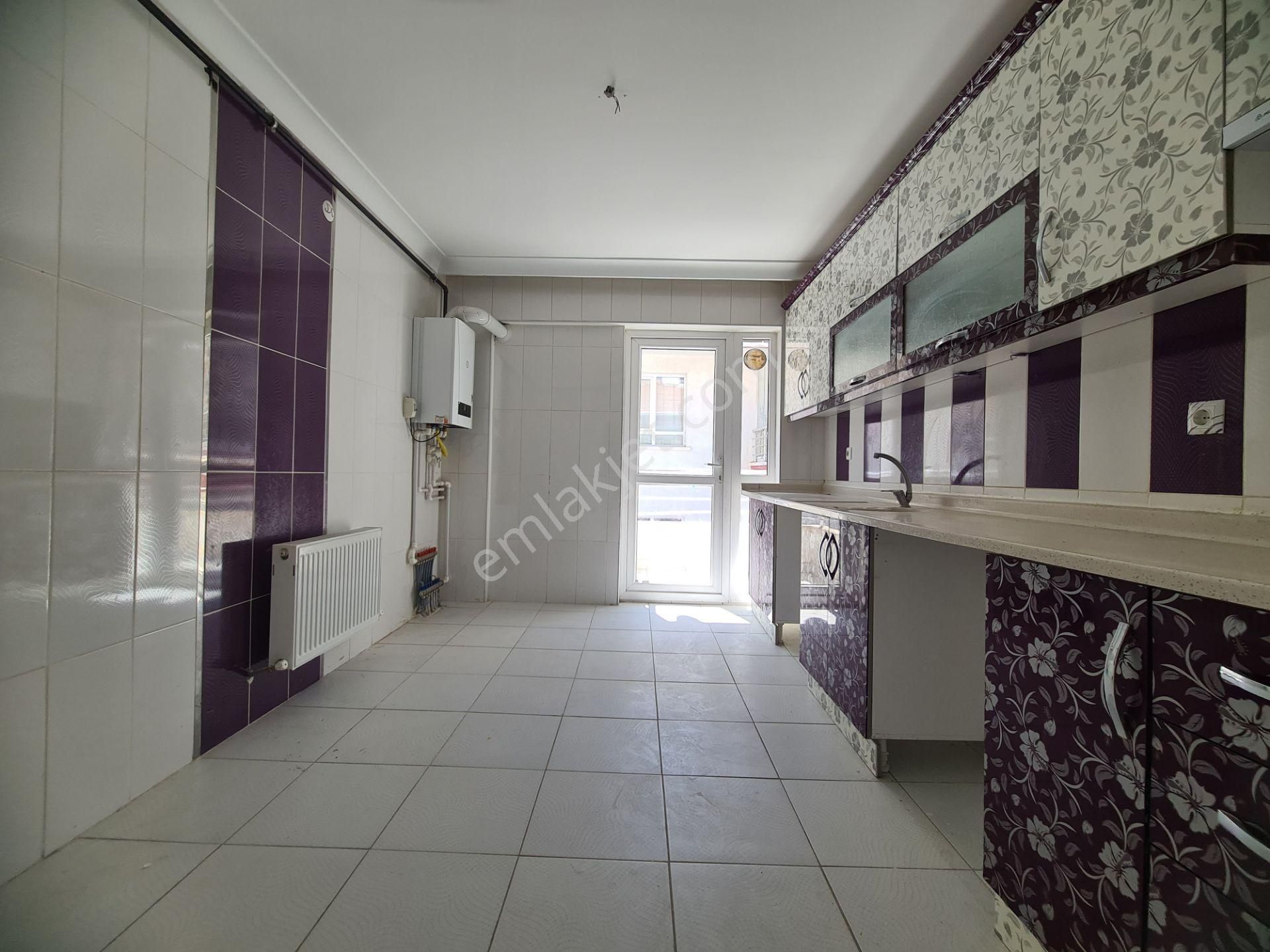 Ayvalı'da Asansörlü Yeni 3.kat 2-balkon / 2-banyolu Ön Cephe 3+1