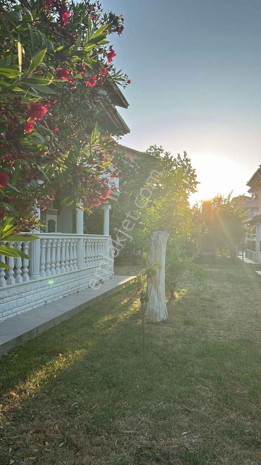 Dikili'de Site İçinde Köşe Harika Konumda 3+1 Tripleks Villa - Görsel 4