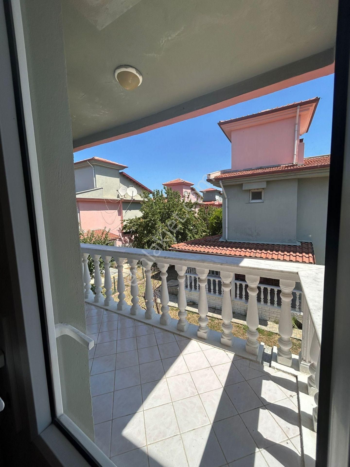 Dikili'de Site İçinde Köşe Harika Konumda 3+1 Tripleks Villa - Görsel 17