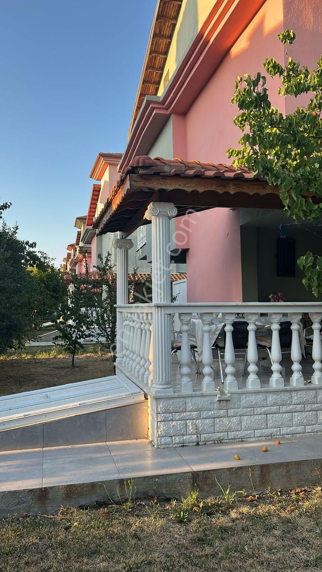 Dikili'de Site İçinde Köşe Harika Konumda 3+1 Tripleks Villa - Görsel 5