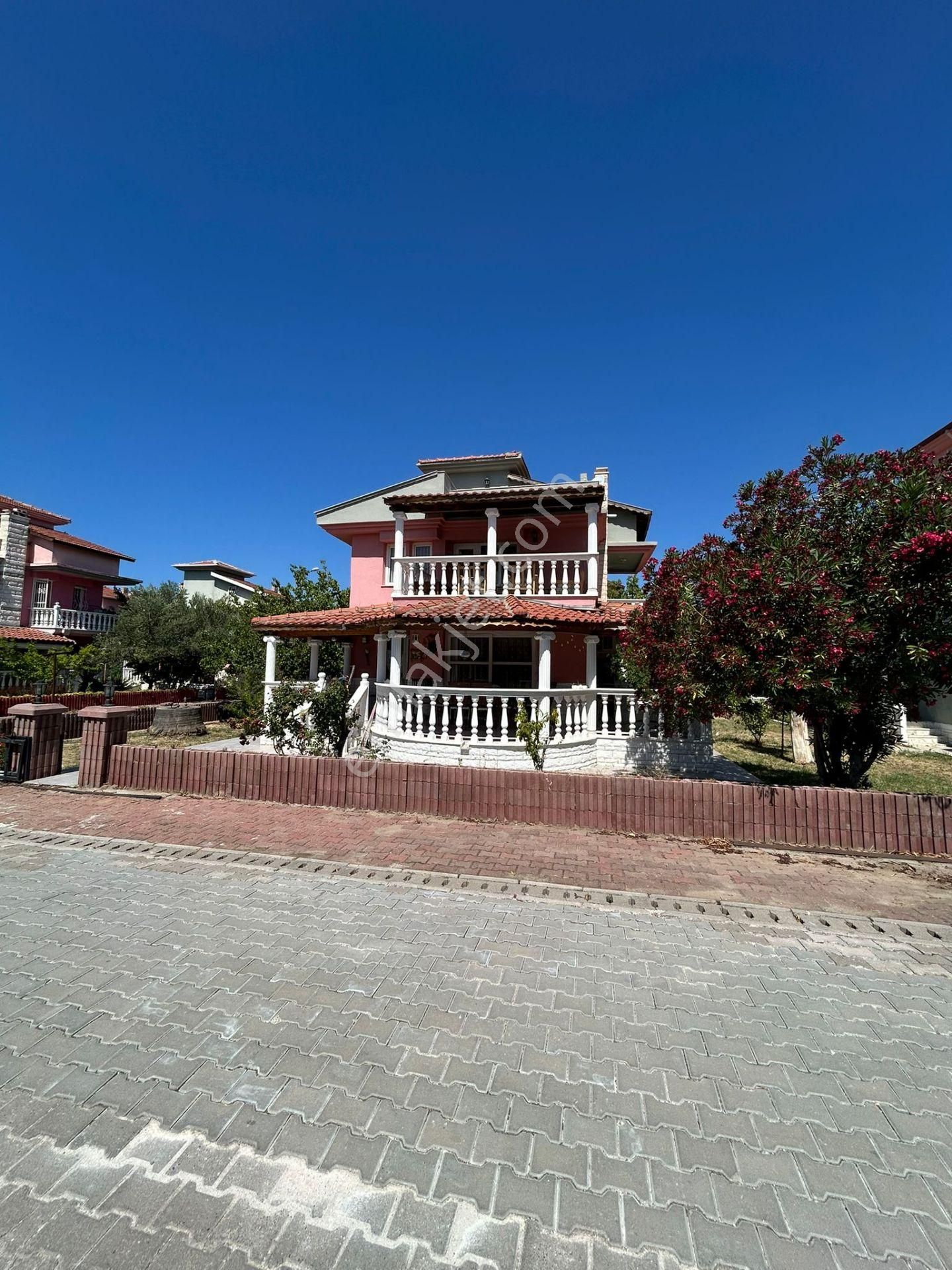 Dikili'de Site İçinde Köşe Harika Konumda 3+1 Tripleks Villa - Görsel 2