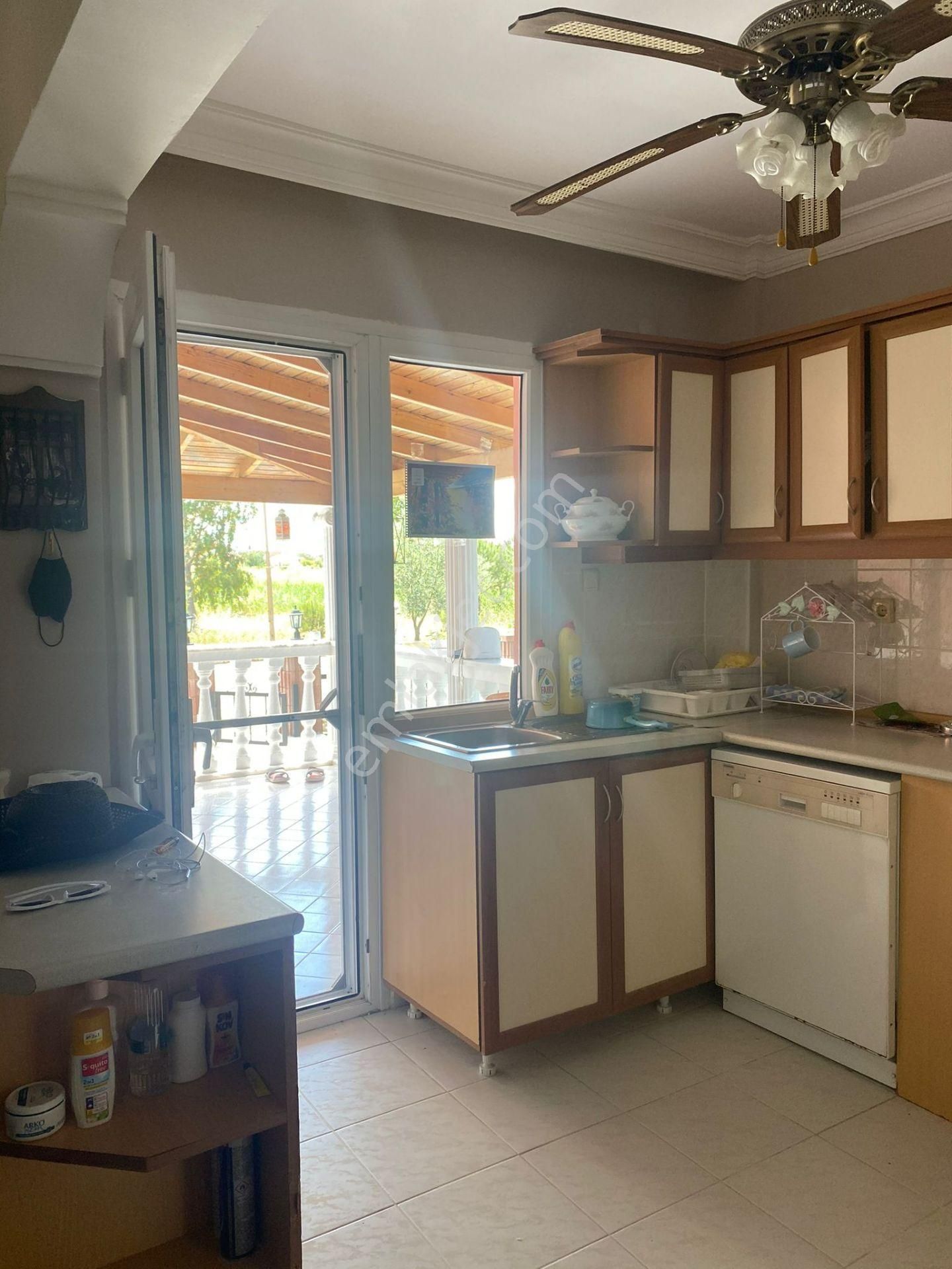 Dikili'de Site İçinde Köşe Harika Konumda 3+1 Tripleks Villa - Görsel 9