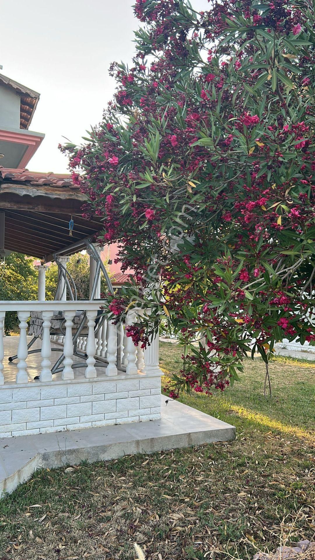 Dikili'de Site İçinde Köşe Harika Konumda 3+1 Tripleks Villa - Görsel 3