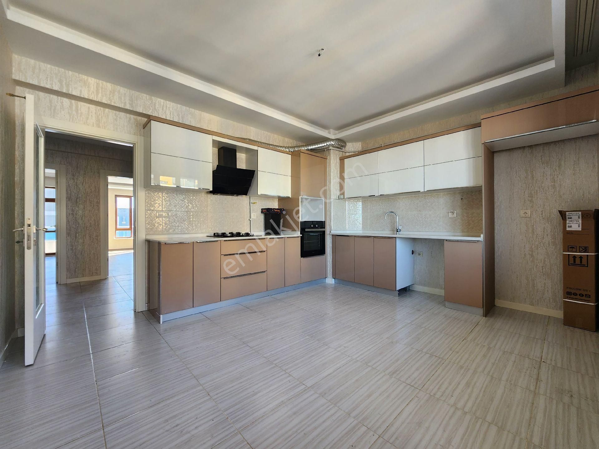 Konsept Gayrimenkul' Den Şeker Tekke Caddesinde 4+1 Full Bakımlı Daire