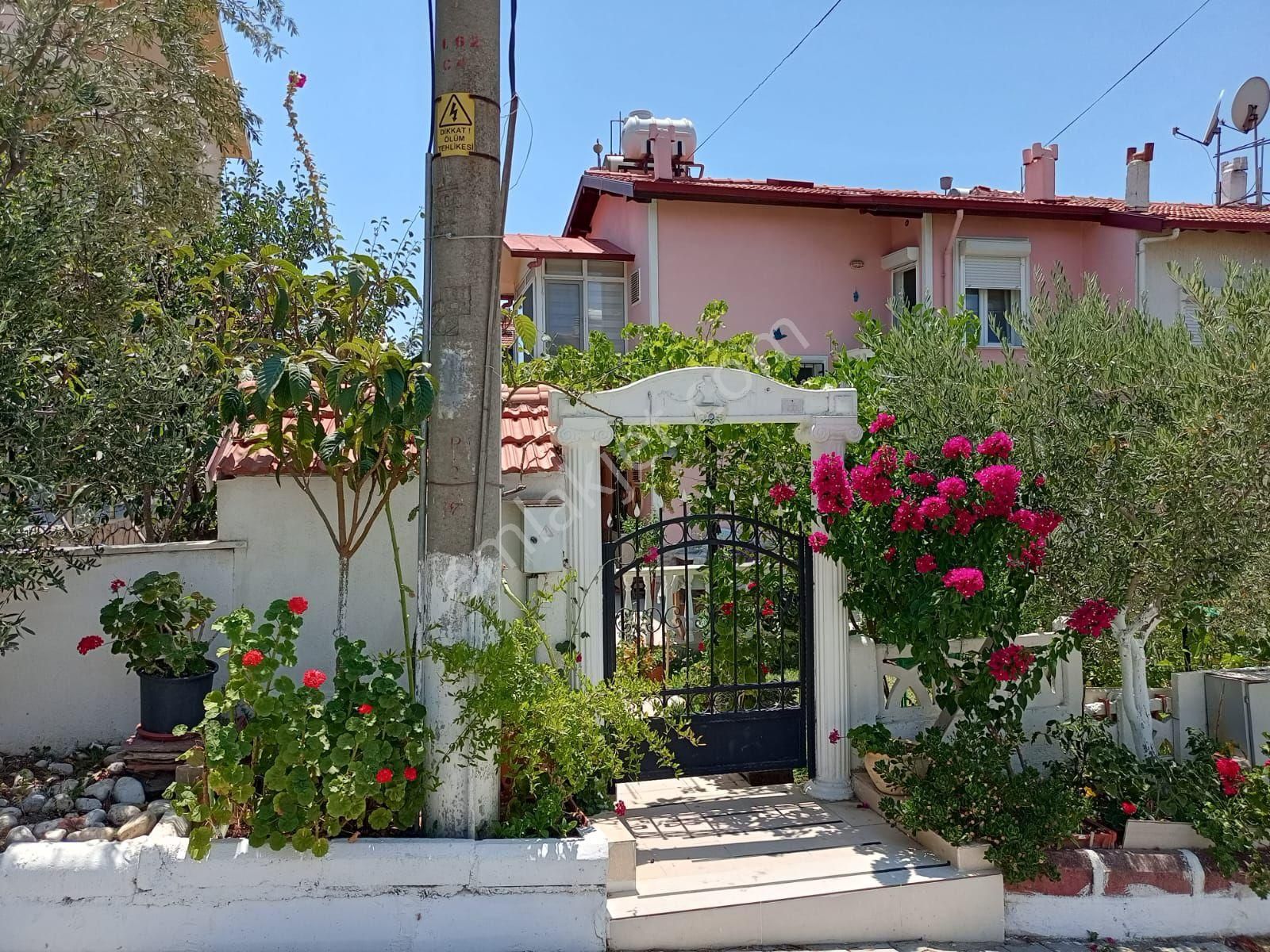 Seferihisar Akarca Sahili İztur Sitesinde Denize Sıfır Site Doğalgazlı