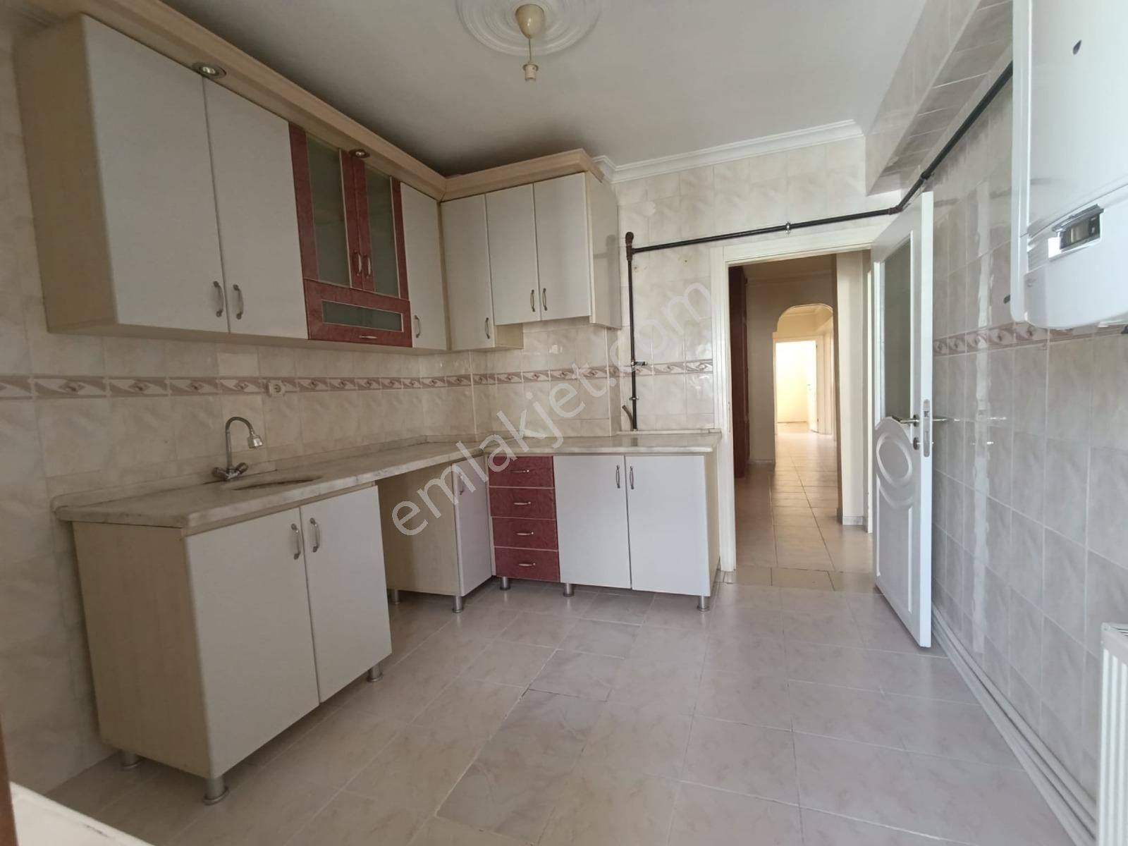 Ufuktepe Karakolu Karşısı Orta Katta 4+1 3 Balkon Mantolomalı!!!