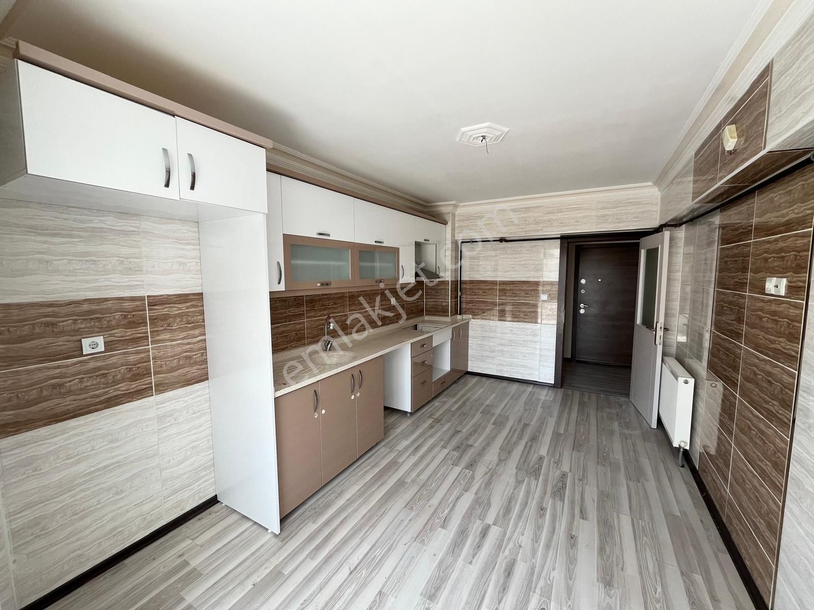 Köypark Yakını Çok Geniş Asansörlü 3+1 Katta Satılık Daire !!