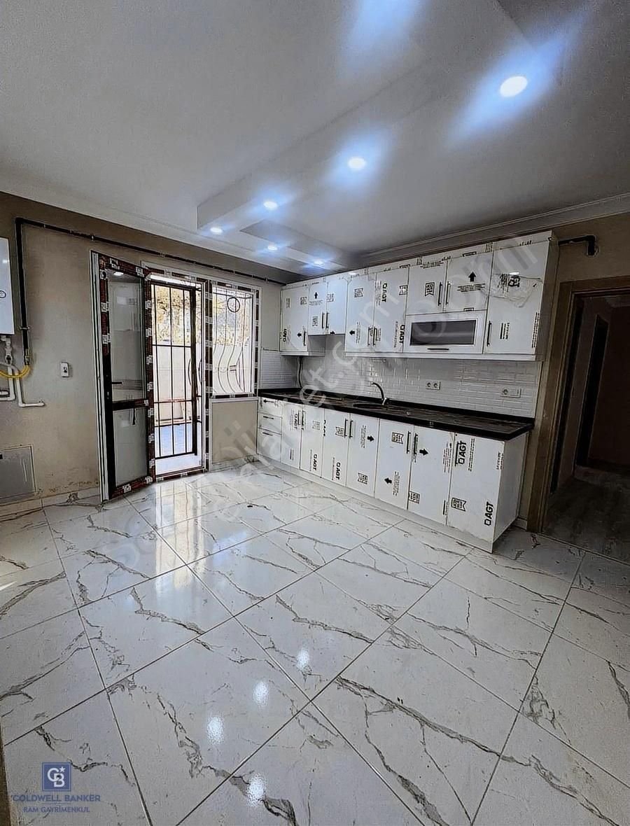 Satılık Haraççı Göçmenkent'de 4+1 150 M² Bahçe Katı