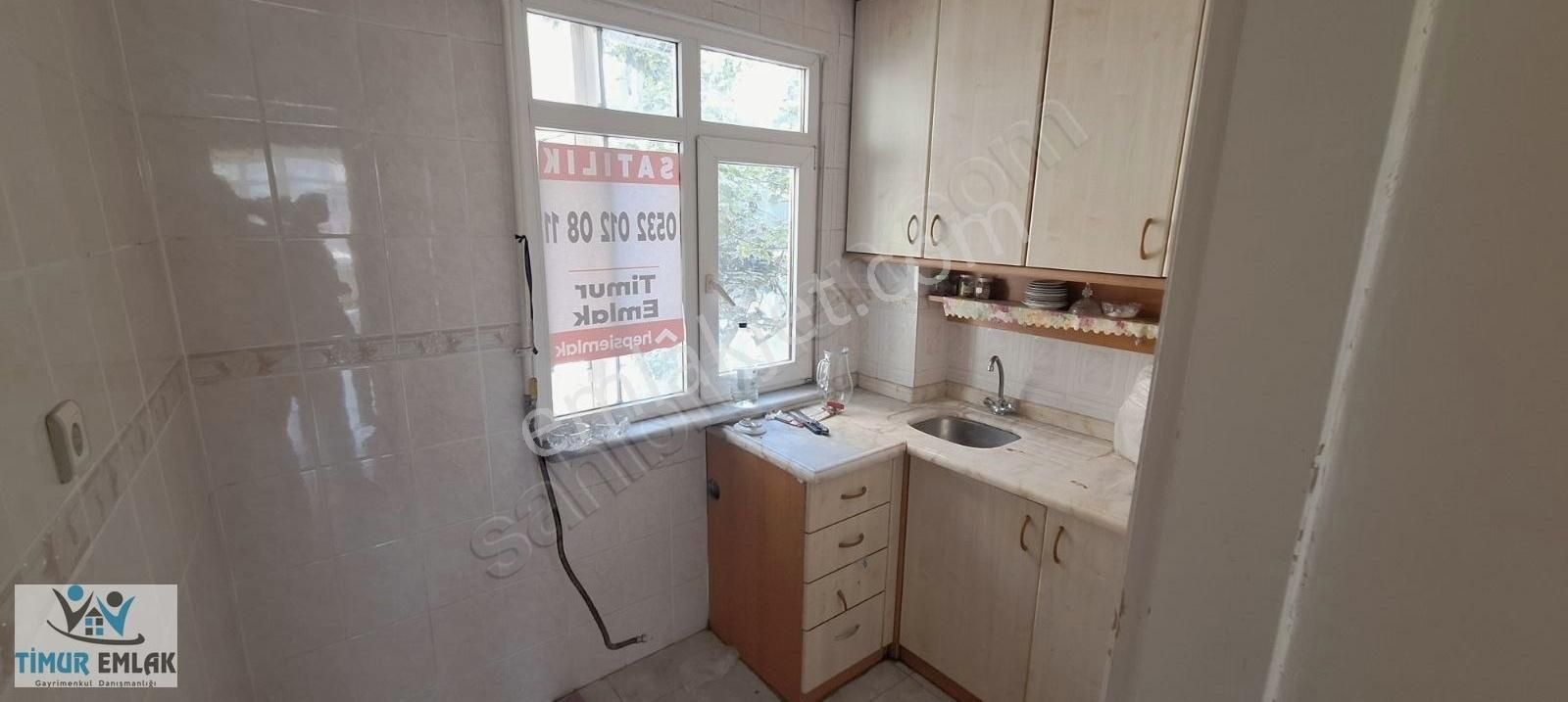 Bakırköy Güzel Konumda Satılık 2+1 Kullanışlı Arakat Daire