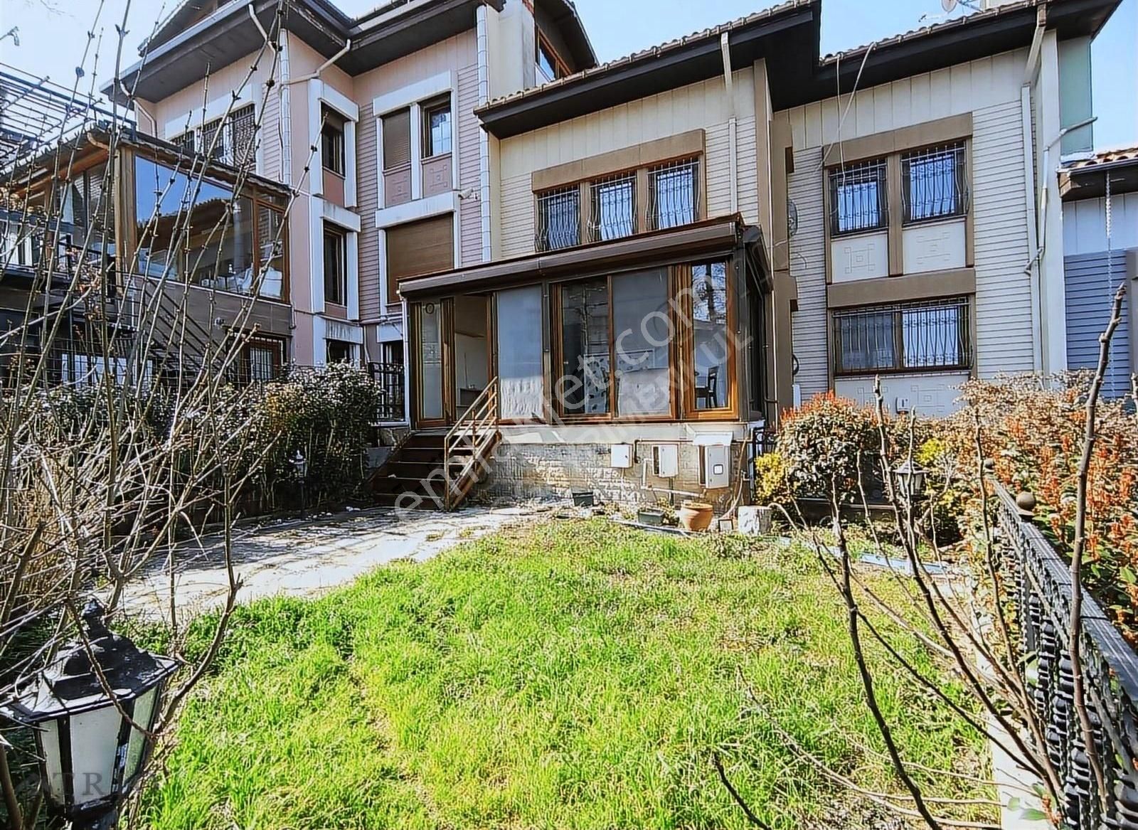 Bahçeşehir Bademlerde İş Yerine Uygun 5+2 Kiralık Villa