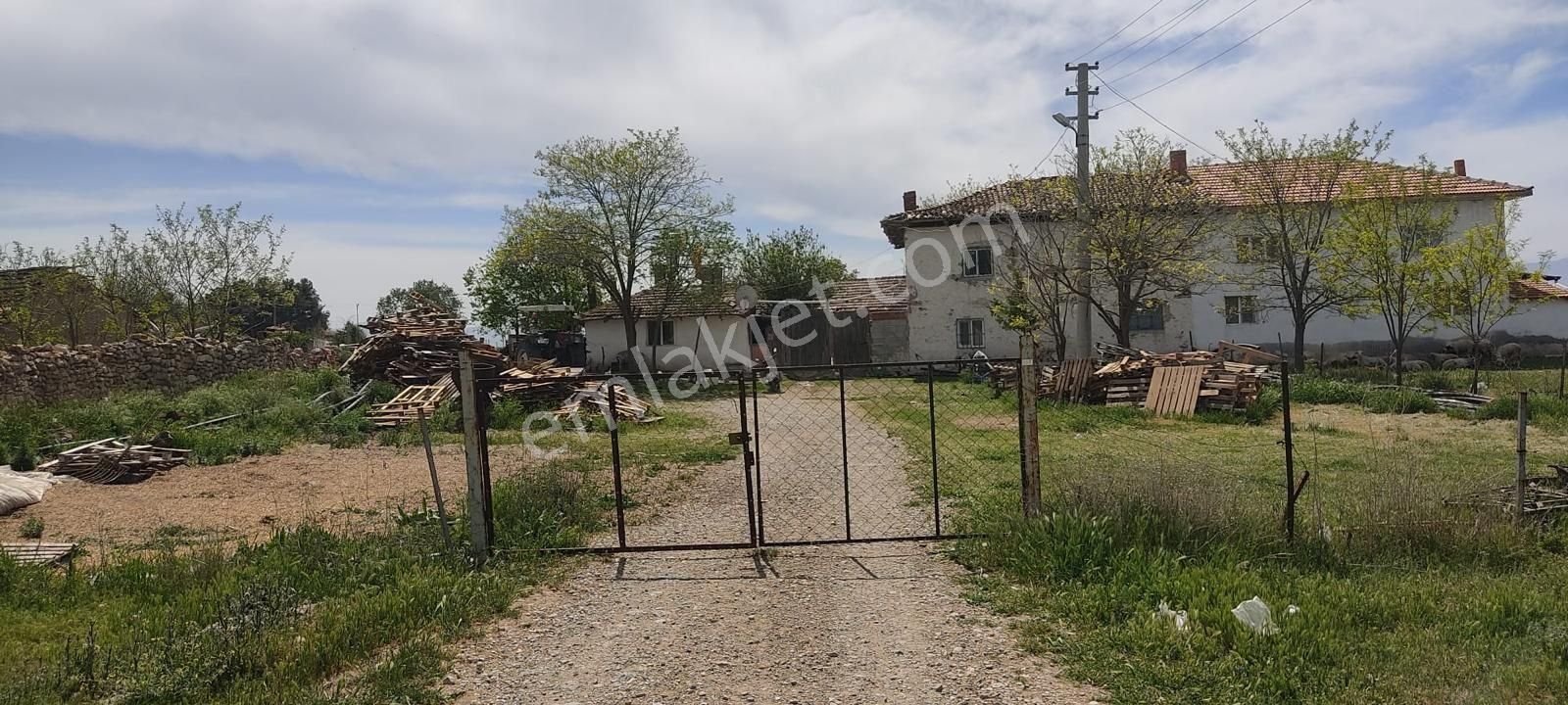 Afyon Dazkırı Bozan Köyünde 2 Parsel Birleşik Arsa Satılık - Görsel 2