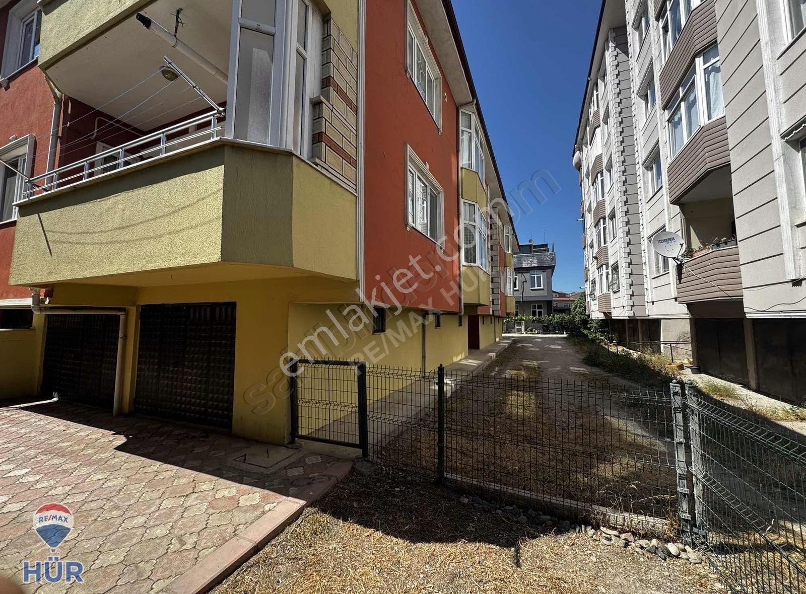 Remax Hür Erenler'de Merkezi Geniş Yaşam Alanı 3+1 Satılık Daire