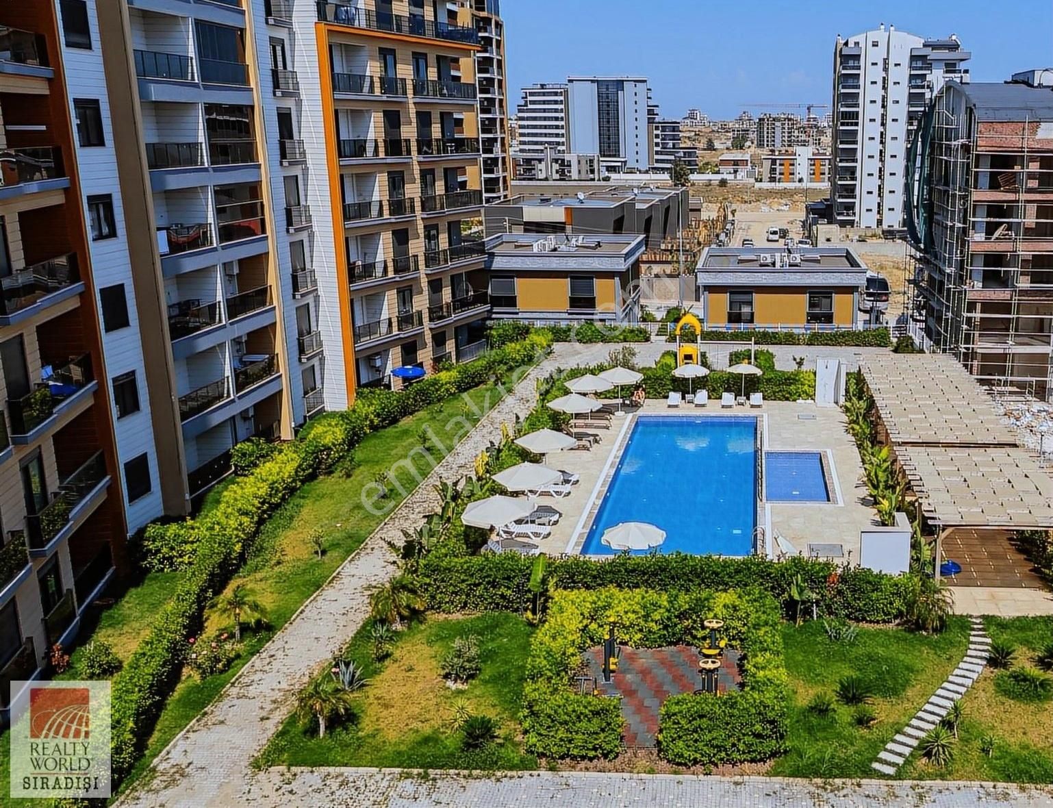 Altıntaş'ın Merkezinde İskanlı Sıfır Havuz Manzaralı 3+1 Villa