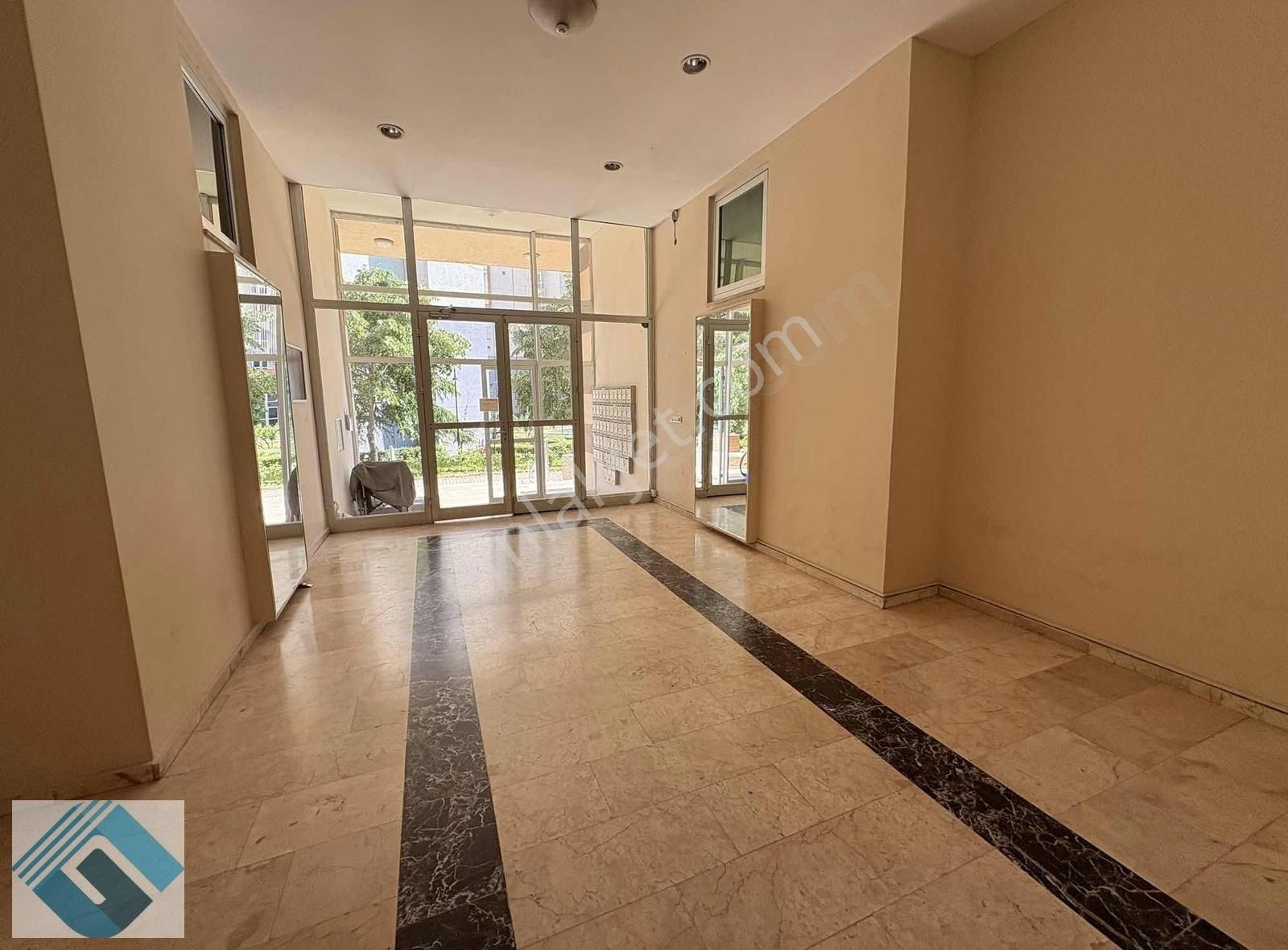 Parlamenterler Sitesi Kısa Katlı Blokta Peyzaj Cephe Satılık 3+1