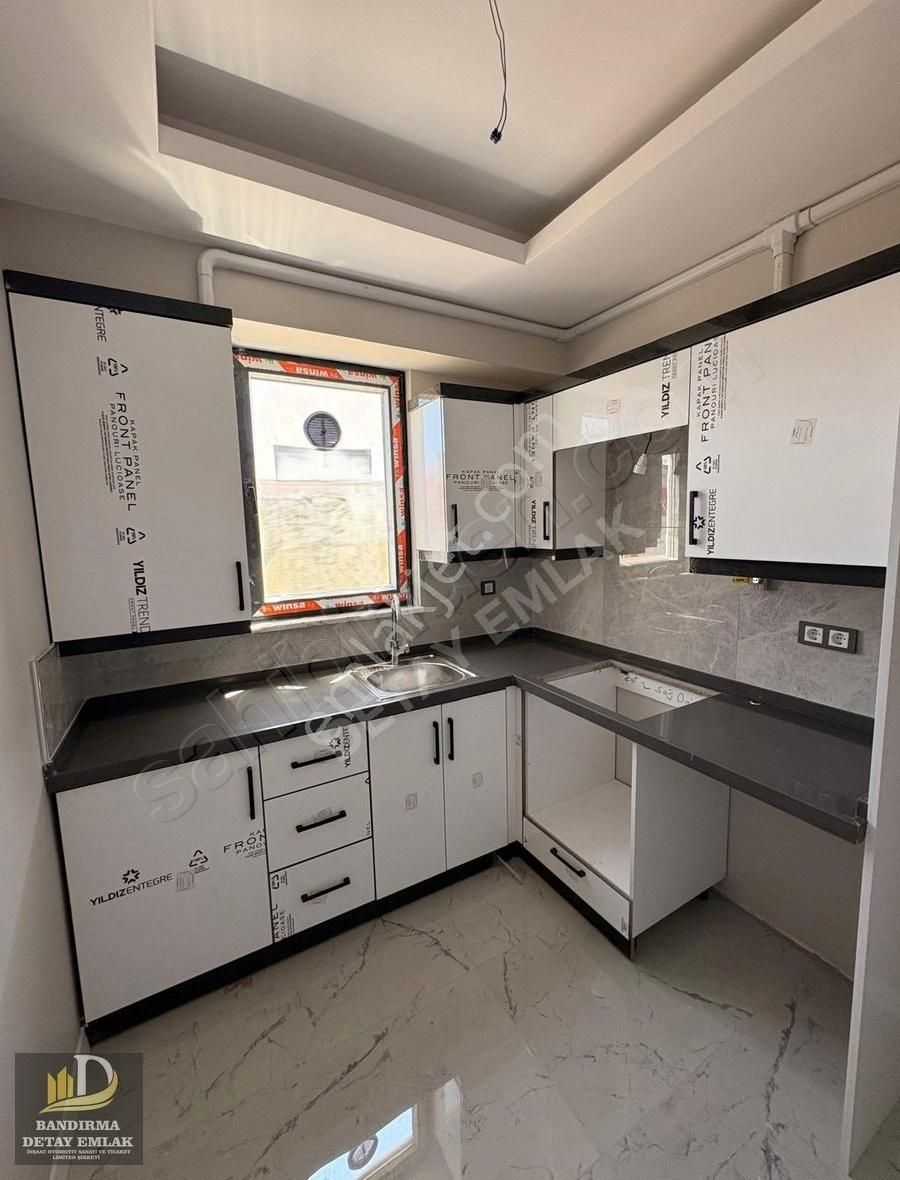 Detay Emlak'tan Üniversite Karşı Anayola Yakın Kiralık 2+0 Daire