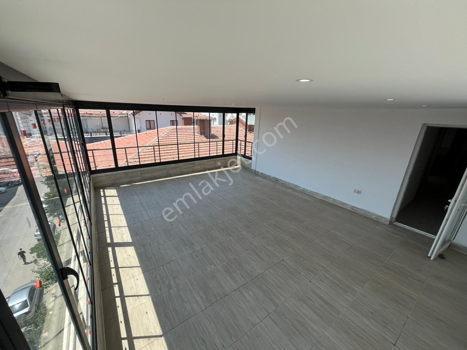 Karakaya Mahalesinde Full Lüx Yapılı 6+1 Çift Banyolu Dublex