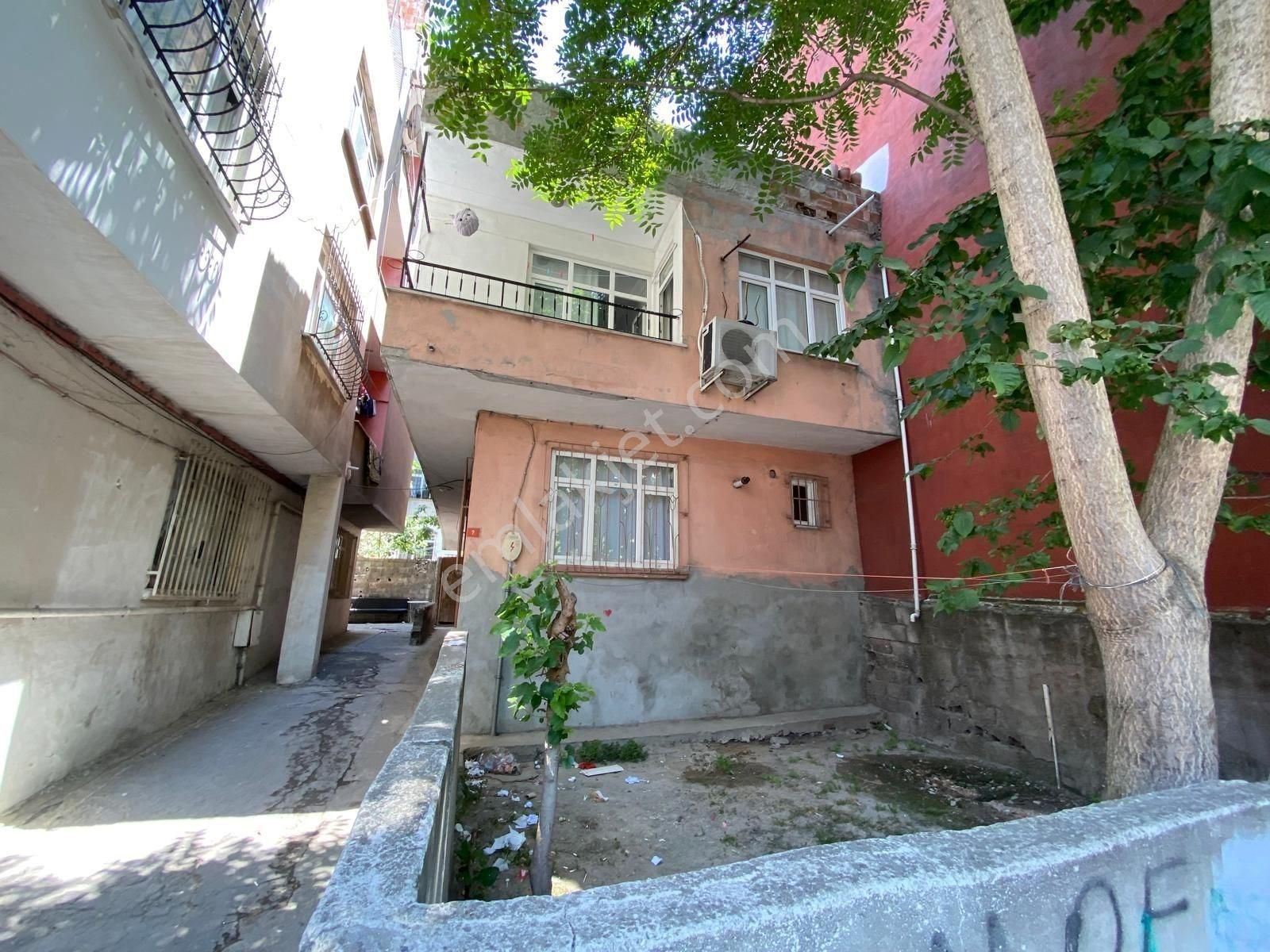 Bağcılar Yıldıztepe Mah Satılık Üç Katlı Komple Bina 132m