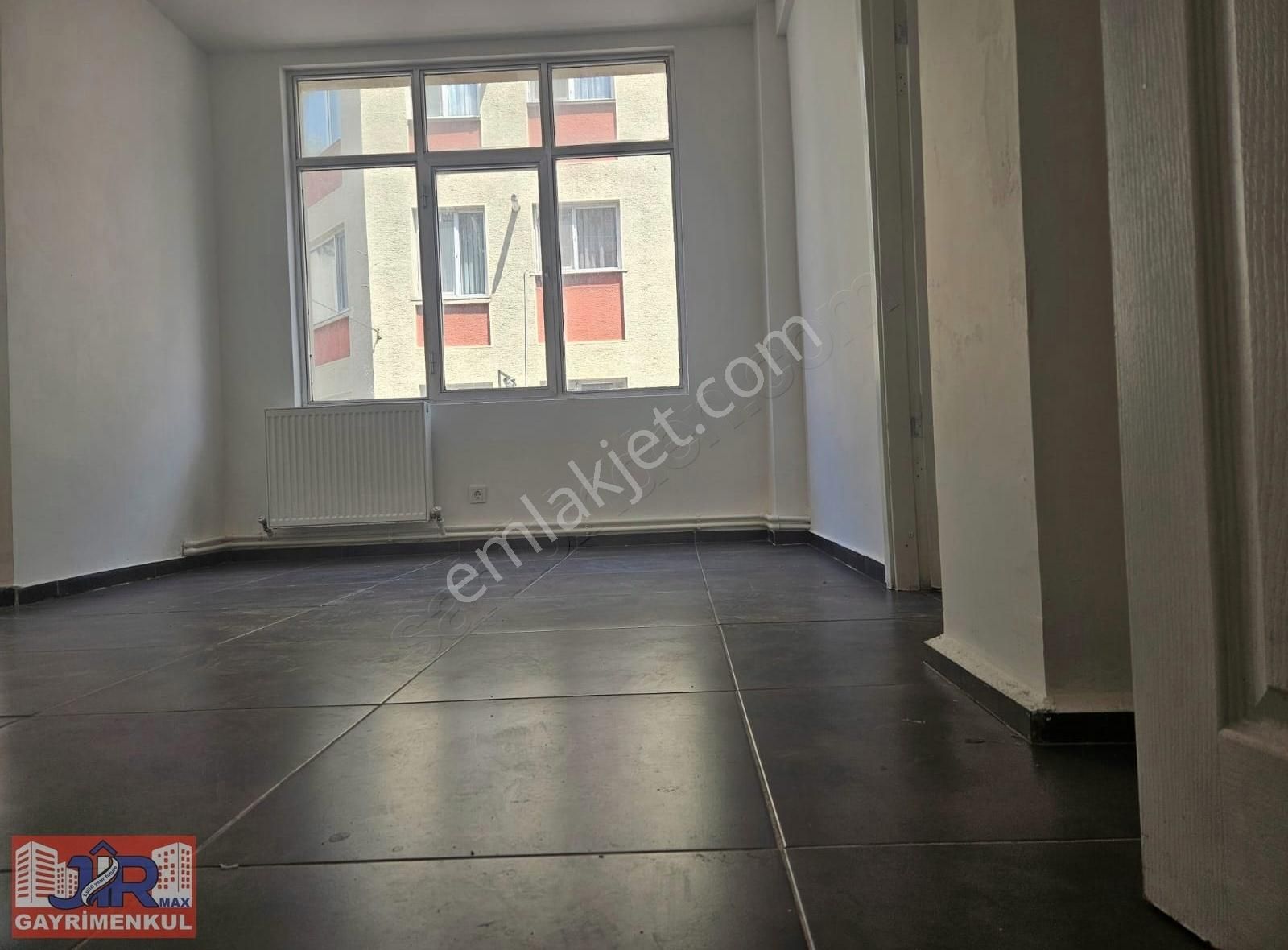 Jirmax Emlak Kadıköy Boğa Heykeli Altında Kiralık 1+1 Daire