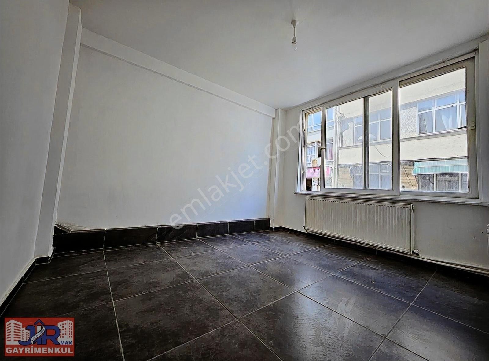 Jirmax Emlak Kadıköy Boğa Heykeli Altında Kiralık 2+1 Daire