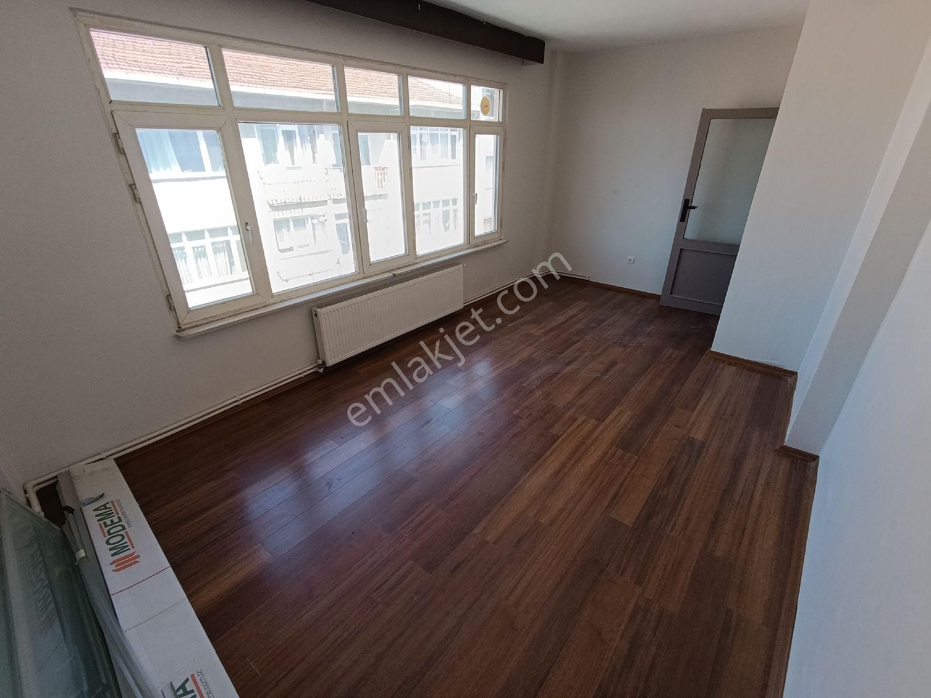 Kadıköy Merkezde Rıhtıma Çok Yakın Temiz Bakımlı Full Aydınlık 2+1