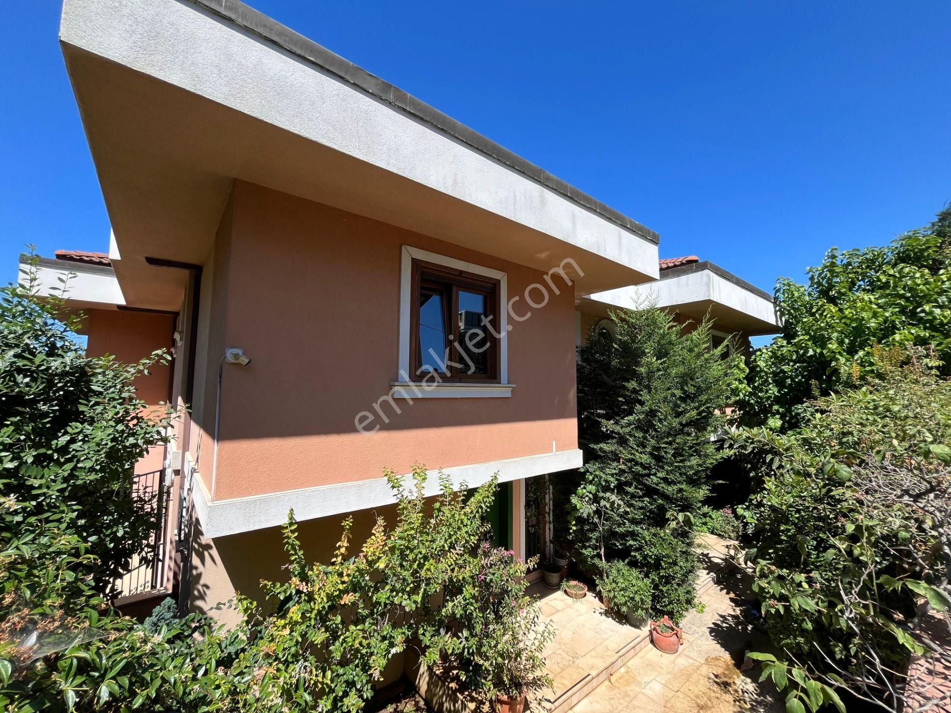 Çengelköyde Yeşillikler İçerisinde, Geniş Bahçeli, Boş 5+2 Villa