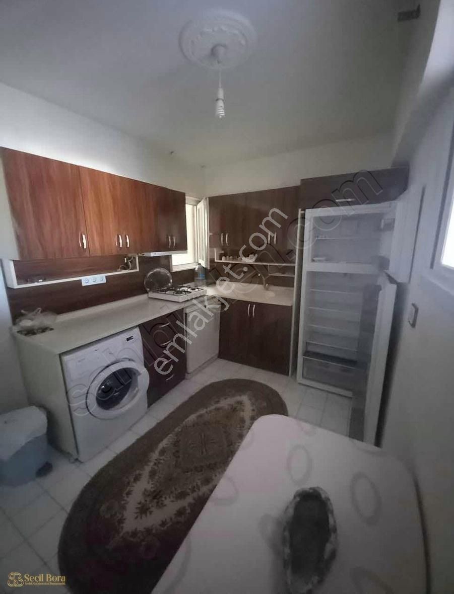 Seçil Bora'dan Tadilatlı Satılık 2+1 Daire