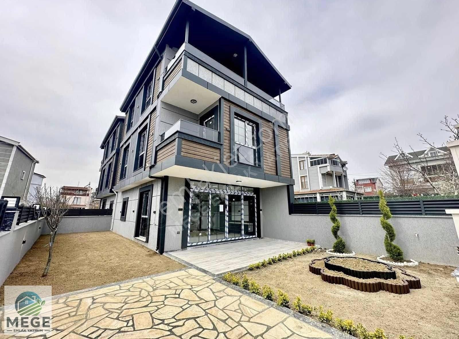Mege'den Yeniçiftlikte Satılık 4+1 Yazlık Villa