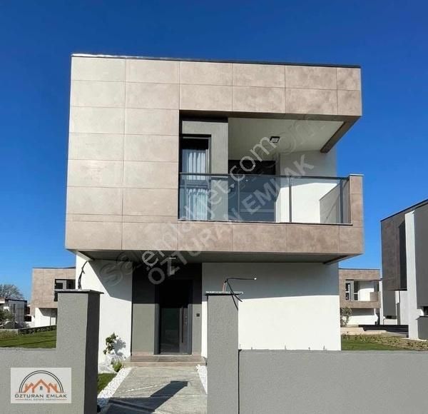 Kuşadası Güzelçamlı Bölgesinde Satılık Müstakil Lüks Villa