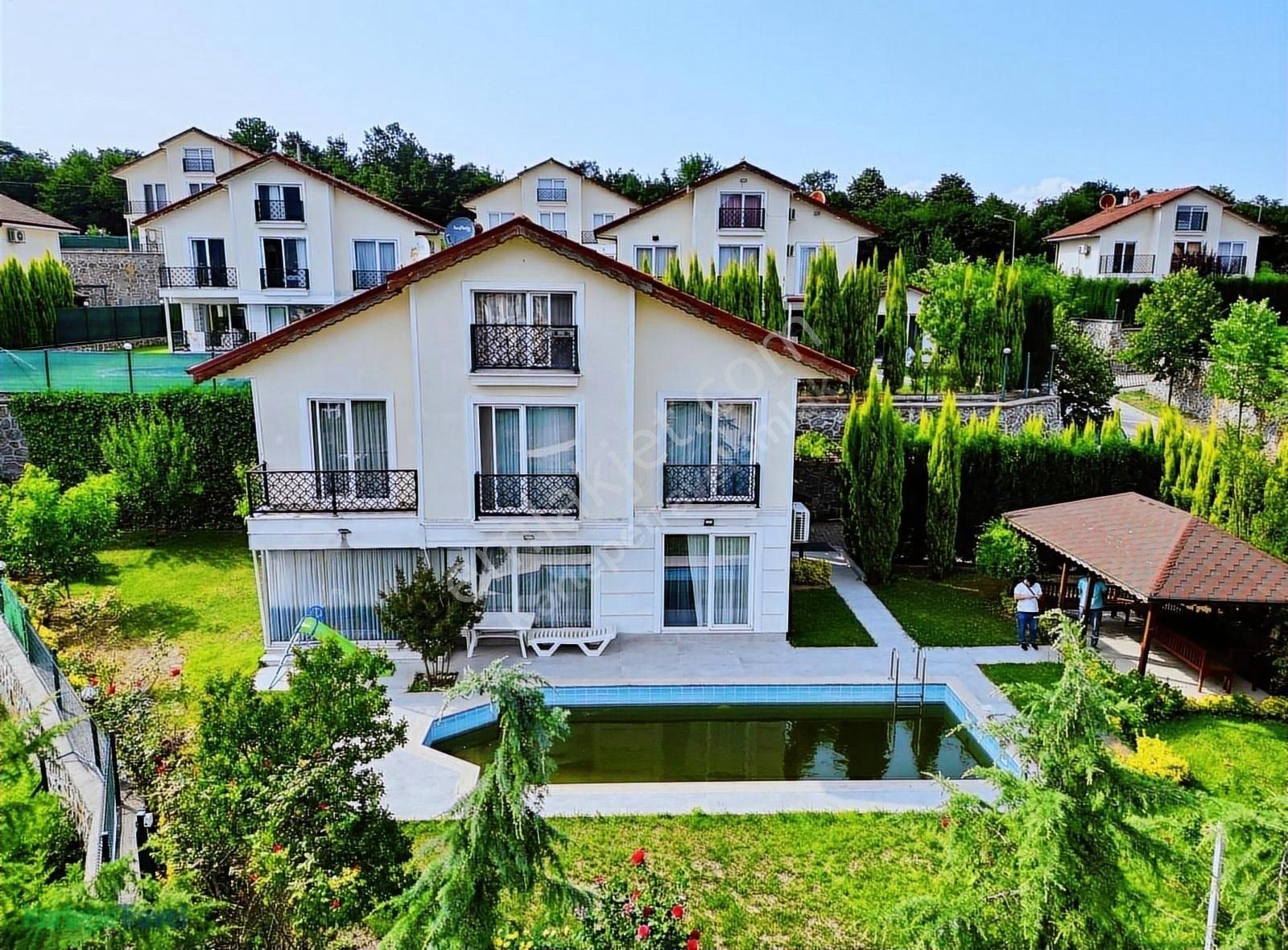 Kartepede Acısuda Satılık 3 Katlı Villa