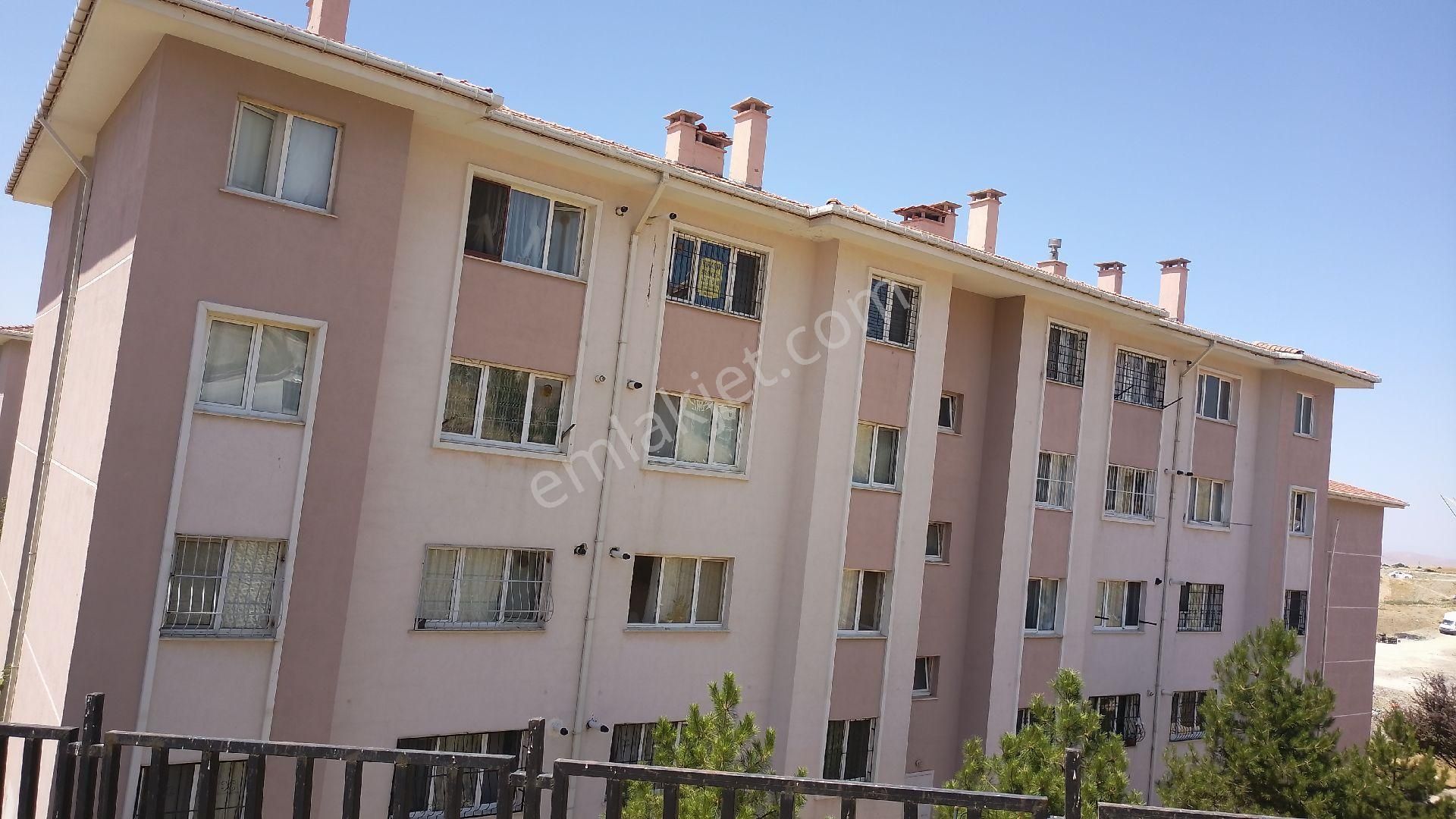 Ççıra Mah Dar Gelir Tokilerde Bulvar Üzeri Kiralık 1+1 Yapılı Son Kat Daire