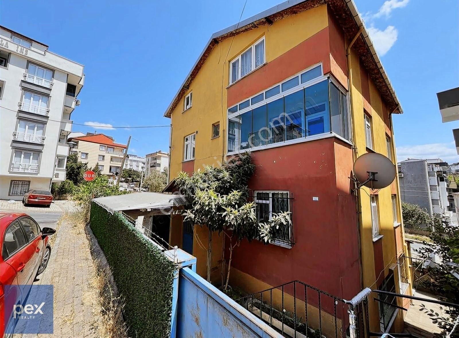 4 Daire 1 Dükkan 226 M2 Arsa İle Komple Satılık Bina