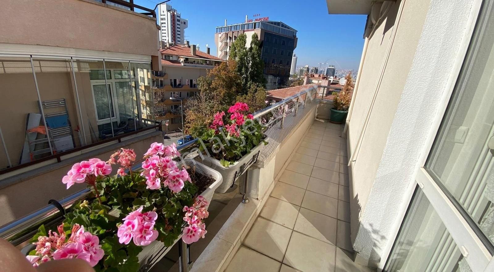 Tunalı Cd Asansörlü 2 + 1 Ferah Yapılı Keyifli Satılık Daire