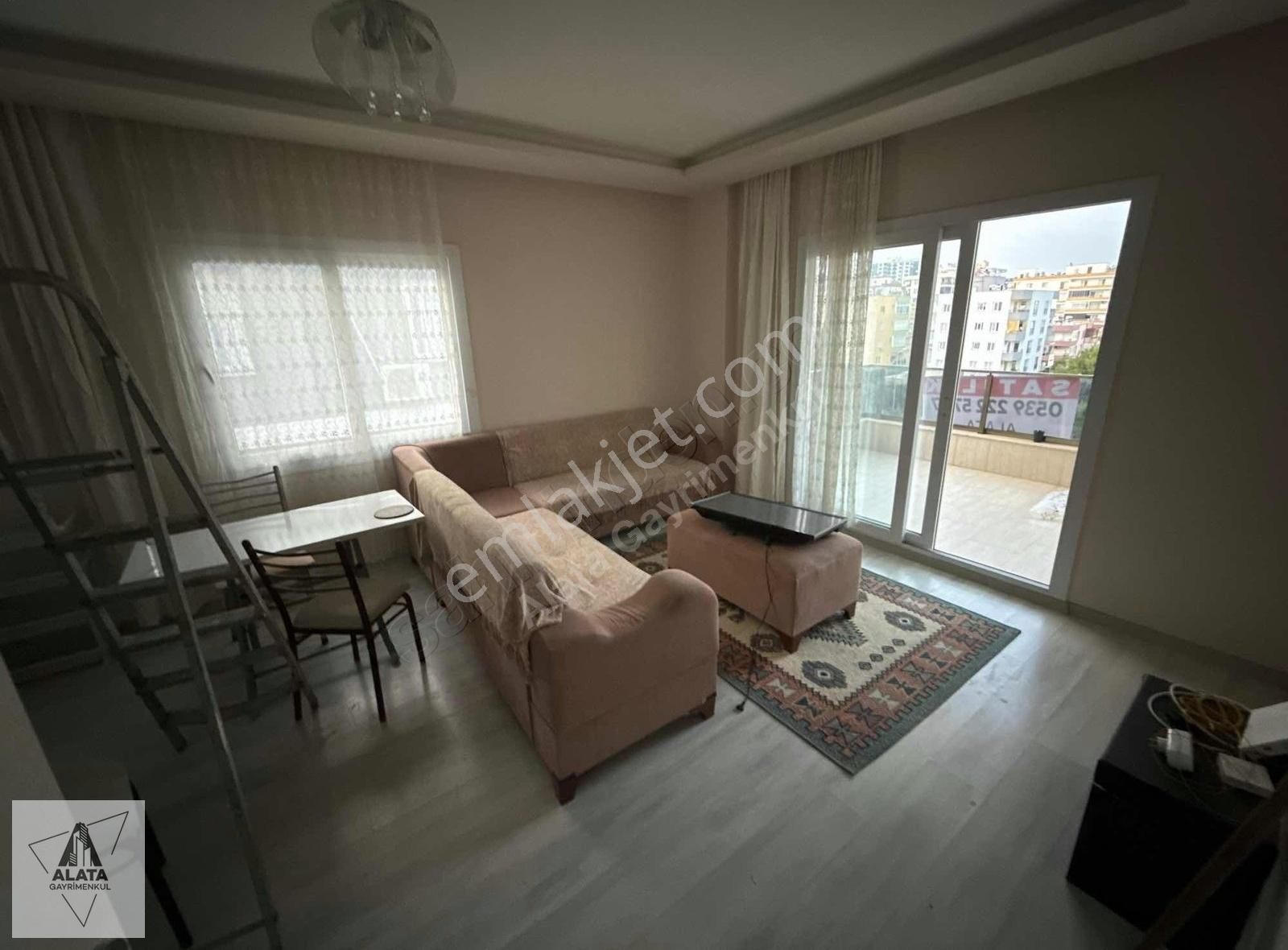 Çok Geniş Eşyalı Yukarı Alata