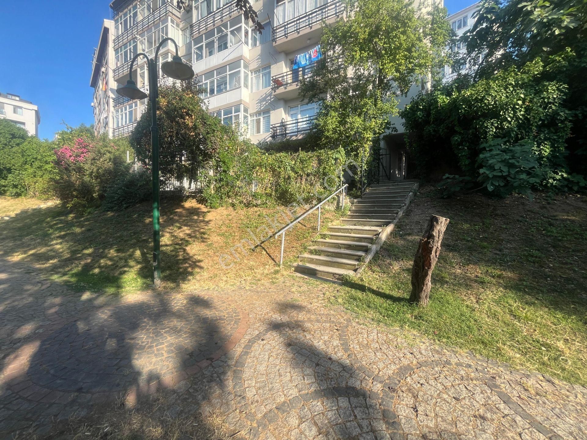 Üsküdar Fıstık Ağacında Muhteşem Bahçe Kullanımlı 2+1 Satılık - Görsel 31