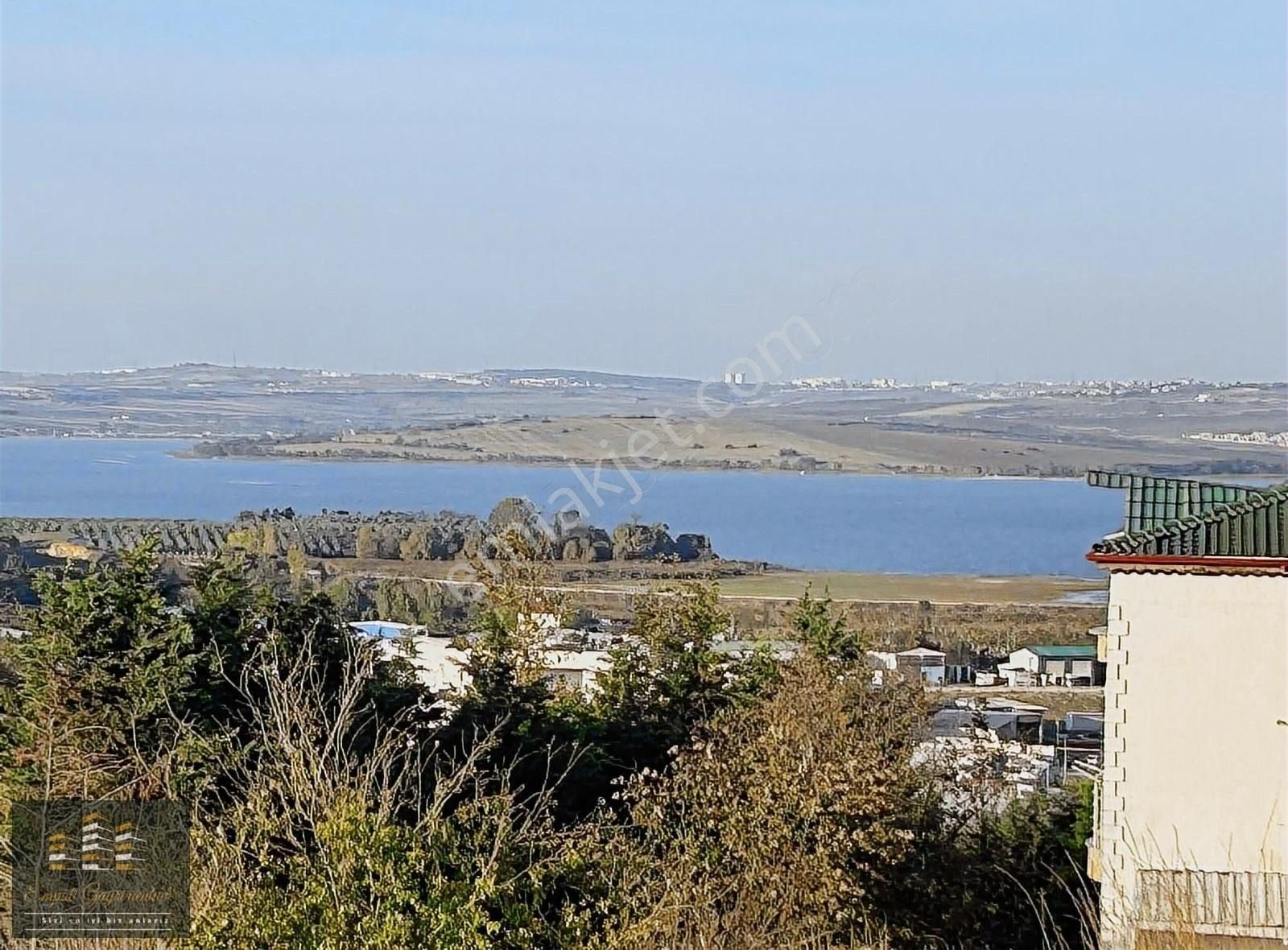 Büyükçekmece Tepeçıkte Göl Manzaralı Villa Arsası