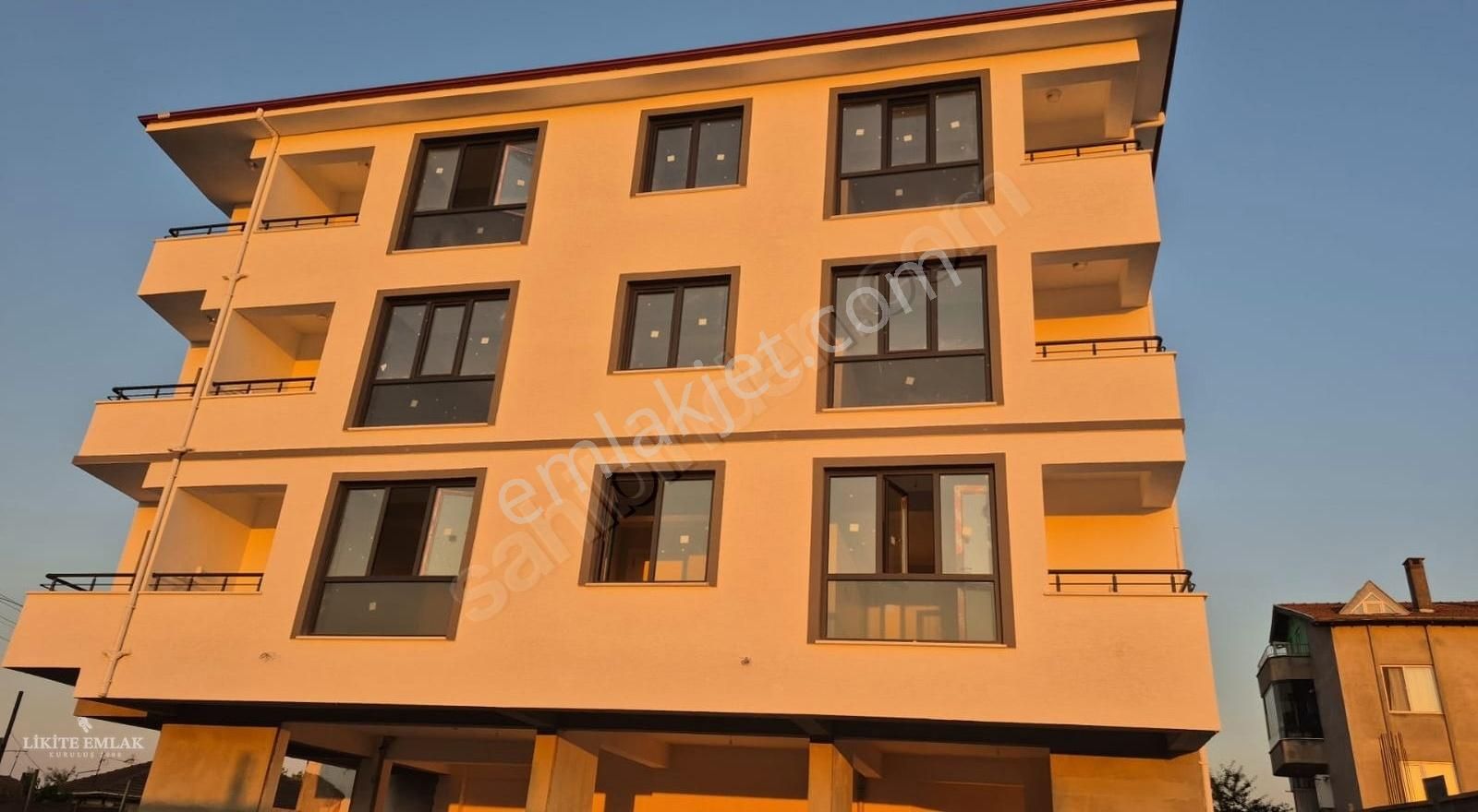 Likite Emlak'tan 1+1 Manzaralı Satılık Geniş Daire