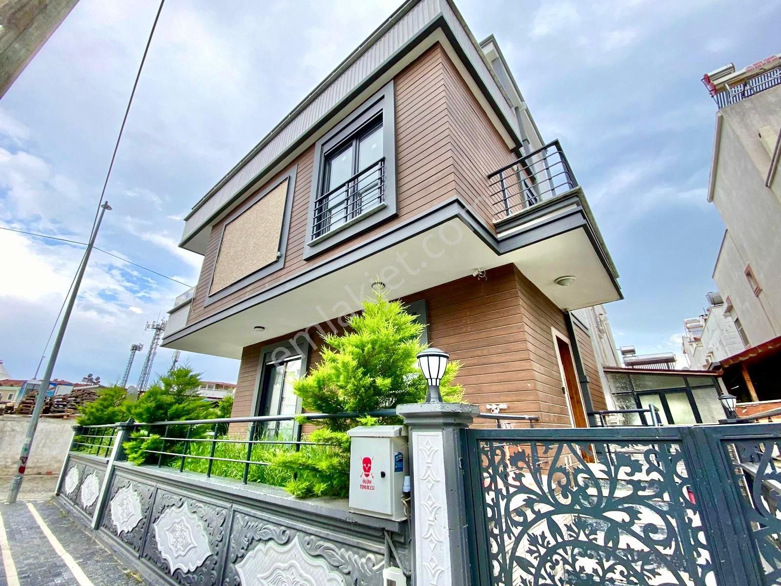 Gümüşden Güre'de Denize 50 Metre Çift Mutfaklı Bahçeli 3+1 Villa