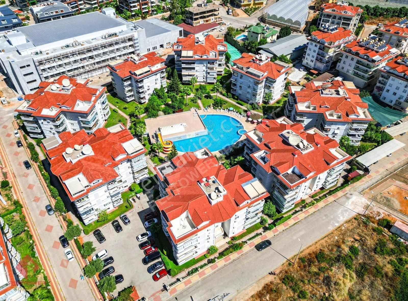 Oba'da Geniş 3+1 Eşyalı, Havuzlu, İkamet Uygun Satılık Daire