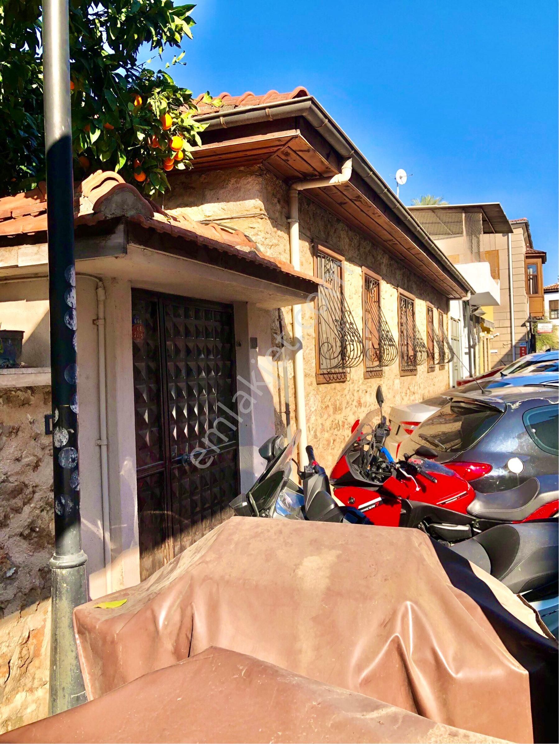 Kaleiçi'nde 700m2 Arsa İçerisinde 160 M2'lik Rum Evi Olan Muhteşem Arsalı Ev