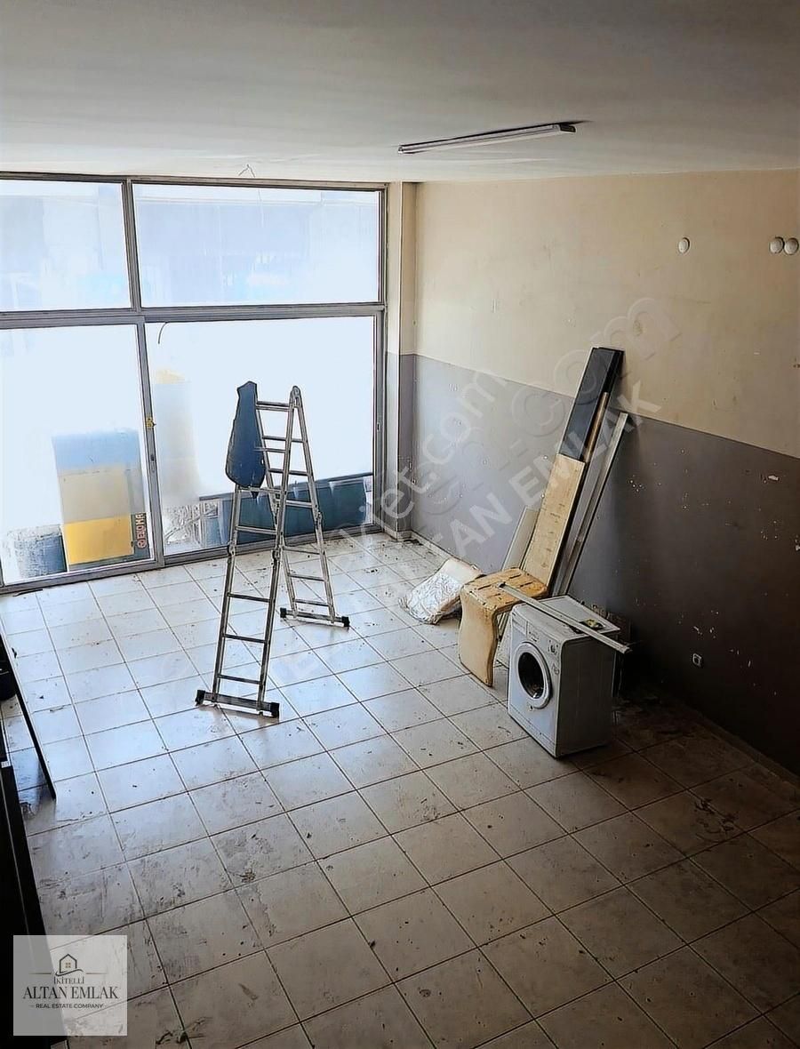 İkitelli Osb De Kiralık 120 M2 İşyeri Depo
