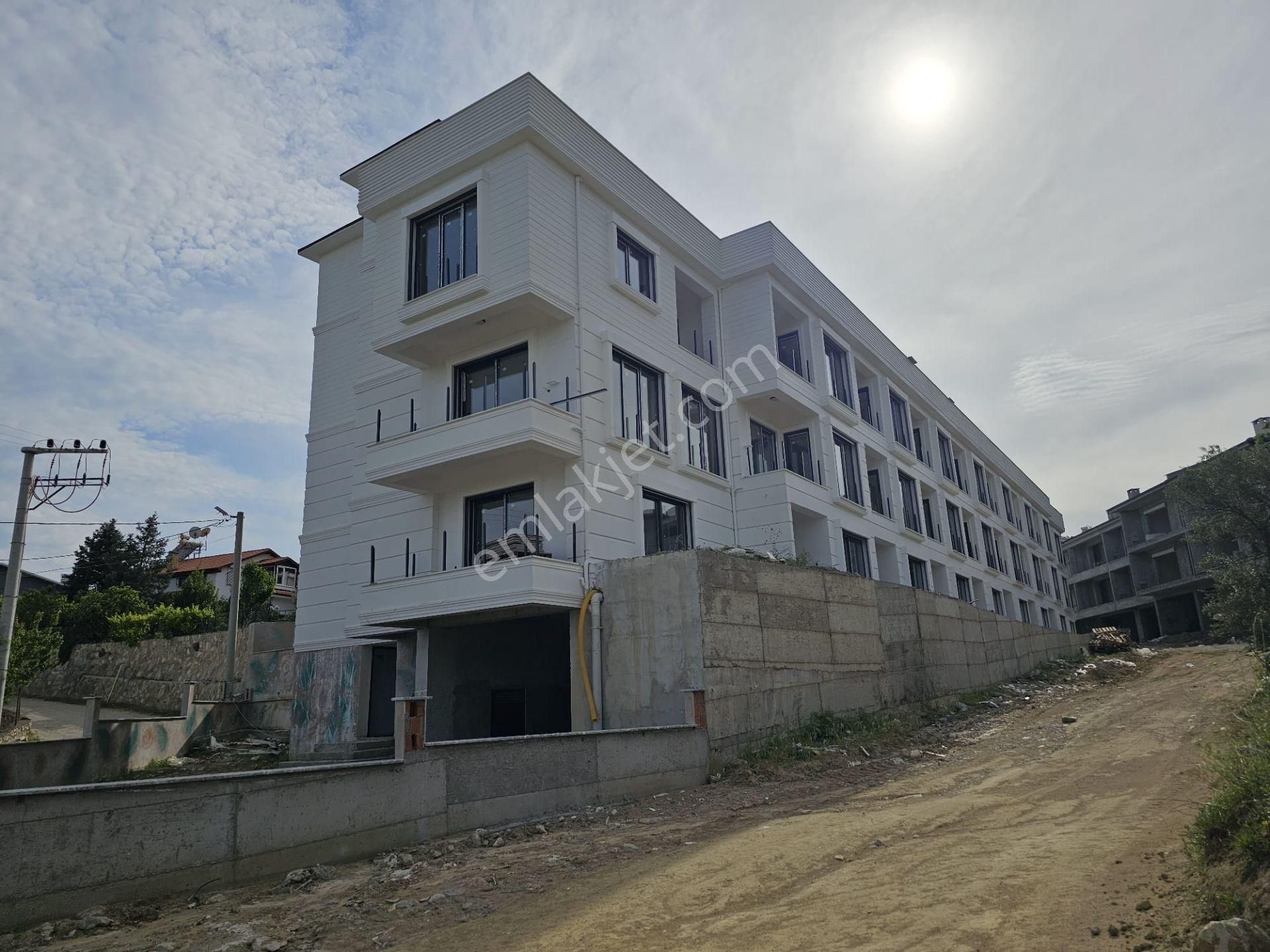 Poyraz Caddeden Kazdağları Eteklerinde Bahçe Kullanımlı Havuzlu
