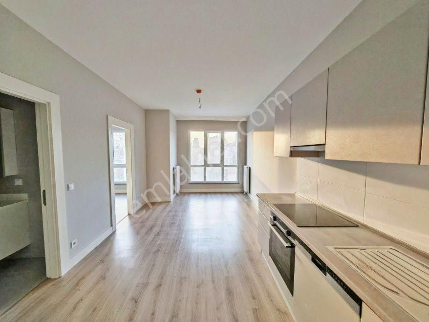 Turyap'tan Deluxıa Park Resıdence 8.kat'ta Güvenlikli Havuzlu 1+1