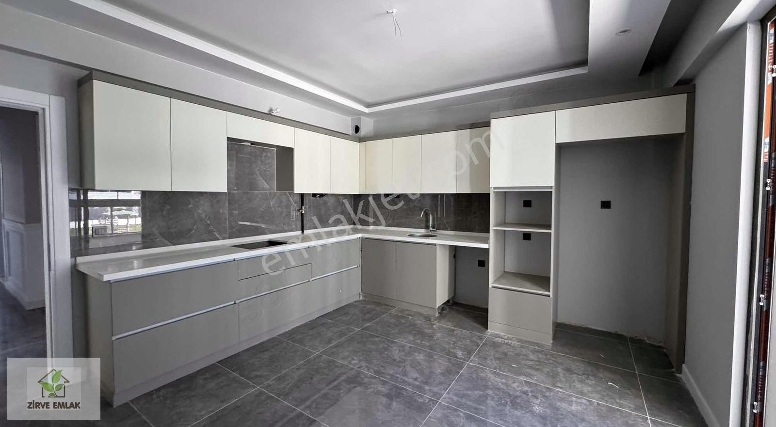Zirve Emlak Satıyor Sıfır Ultra Lüx Batışehirde 3+1 185 M2 Daire