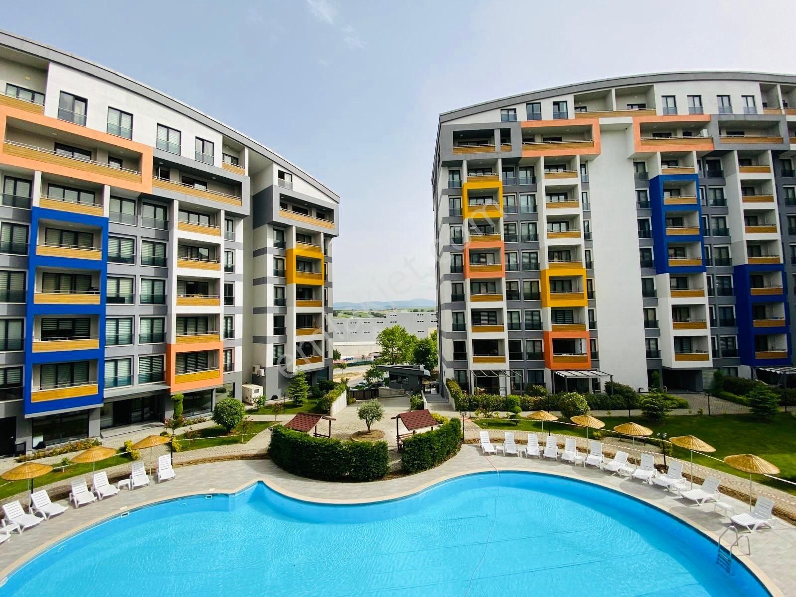 Yalçın Emlak'tan Havuzlu Sitede 2+1 Lüx Eşyalı Satılık Daire