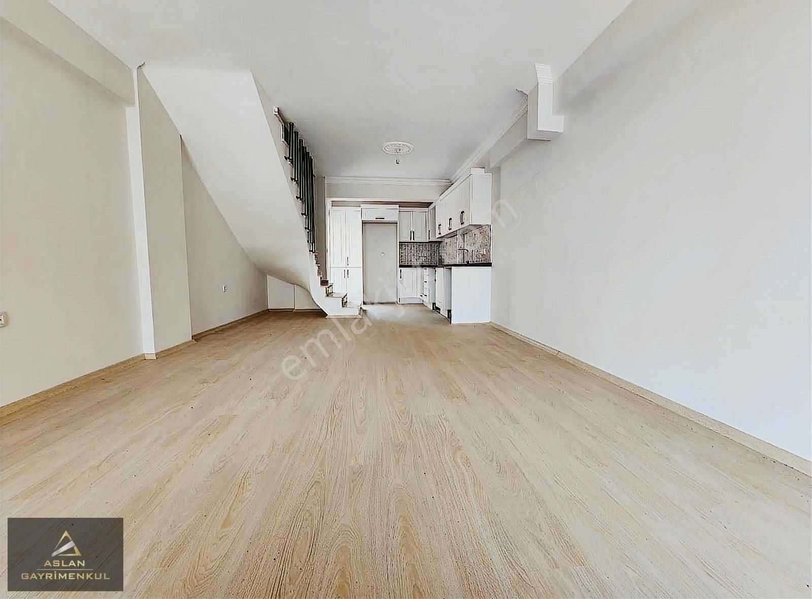 Foça Bağarasında Satılık Büyük Bahçeli Dublex Villa