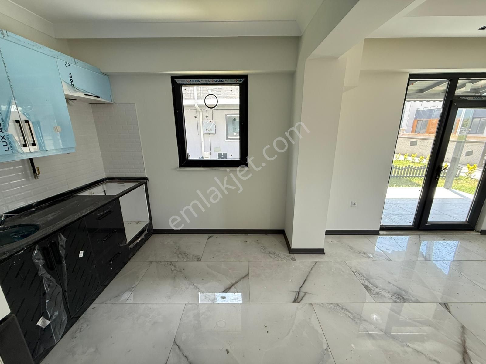 Karasu Aziziye Mah. Müstakil Bahçe Kullanımlı, Havuzlu Site İçi 3+1 Satılık Sıfır Villa - Görsel 28
