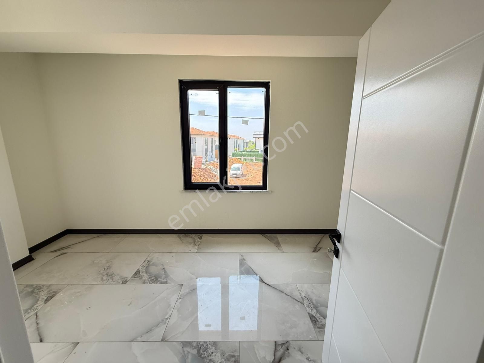 Karasu Aziziye Mah. Müstakil Bahçe Kullanımlı, Havuzlu Site İçi 3+1 Satılık Sıfır Villa - Görsel 8