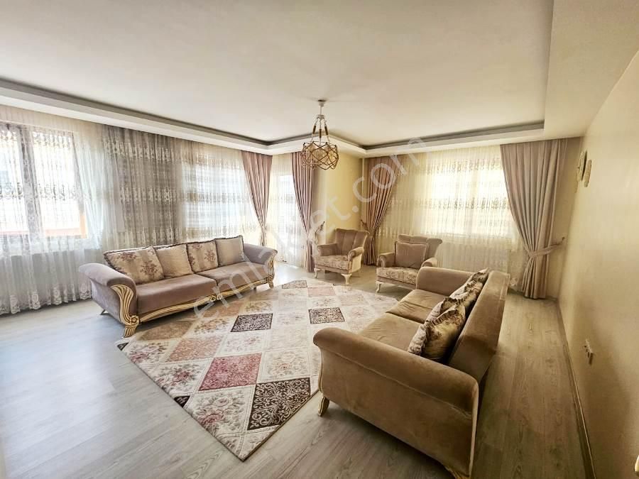 Yenibosna Çobançeşme Mevkinde 5+1 Satılık Dublex Daire